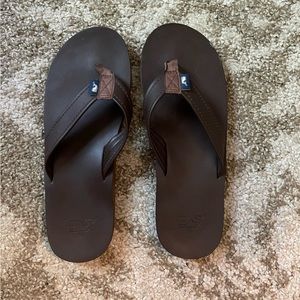 Vineyard Vines flip-flops